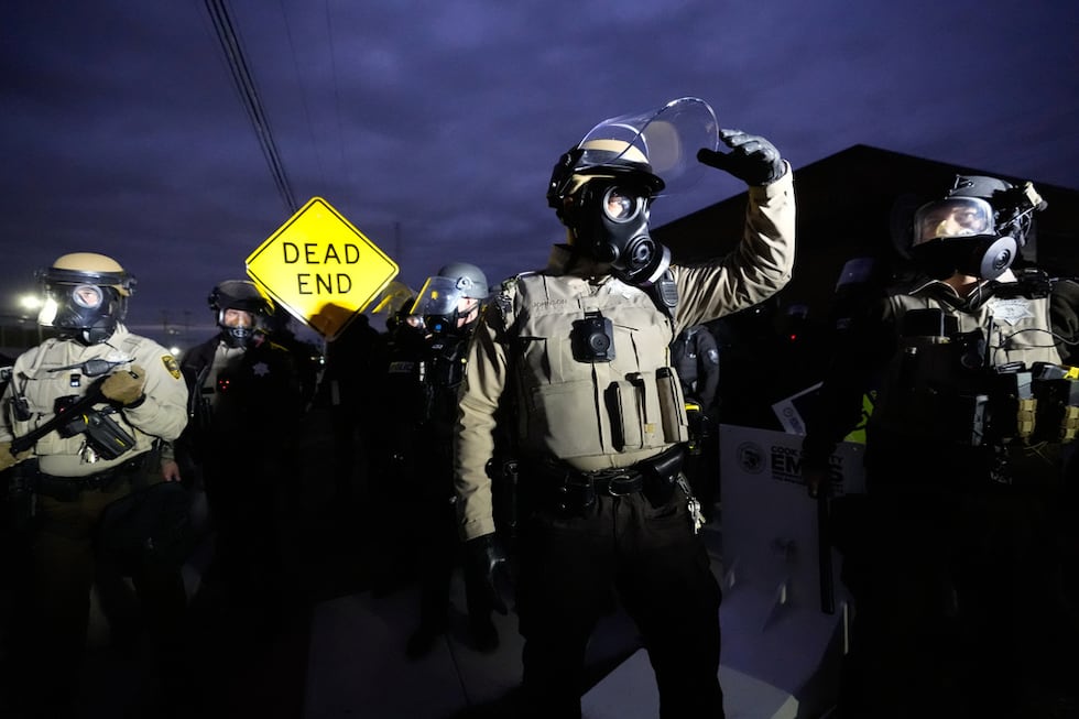 Policías se enfrentan a manifestantes en Broadview, Illinois, el 1 de noviembre del 2025. (AP...