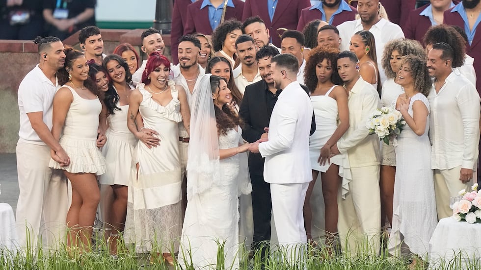 Una pareja vestida de novios participa en la actuación de Bad Bunny durante el intermedio del...