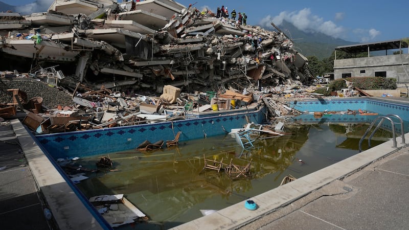 Los equipos de rescate buscan entre los escombros tres días después de que los terremotos...