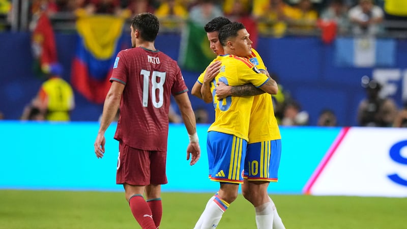 El volante colombiano James Rodríguez (10) es sustituido por Juan Fernando Quintero (20)...