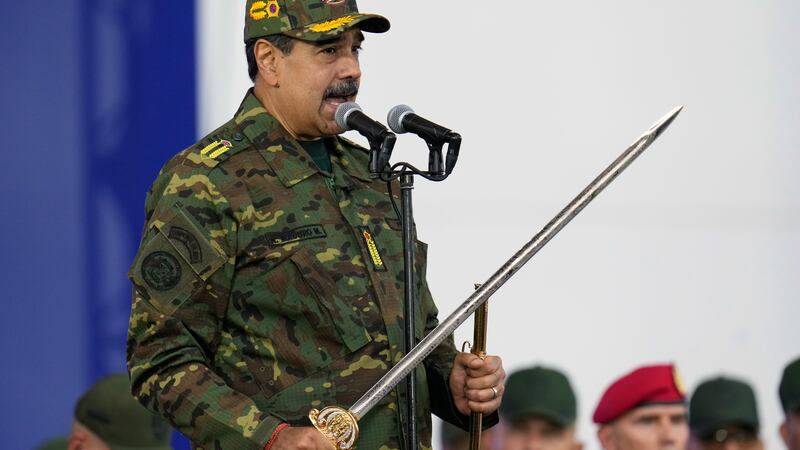 ARCHIVO - El presidente de Venezuela, Nicolás Maduro, sostiene una espada ceremonial que se...