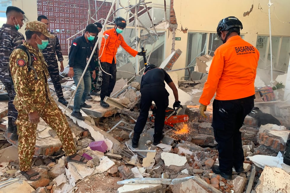 En esta fotografía difundida por la Agencia Nacional de Búsqueda y Rescate (BASARNAS) de...