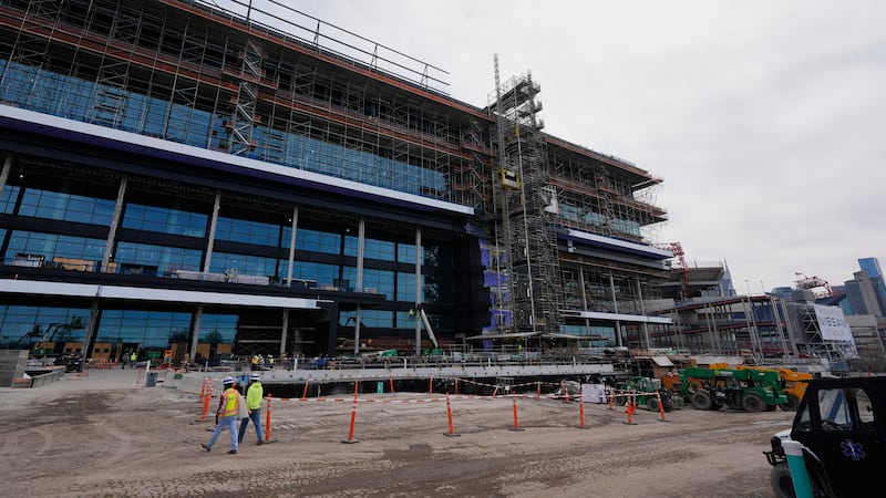 Continúan las obras de construcción de un nuevo estadio techado para los Titans de Tennessee,...