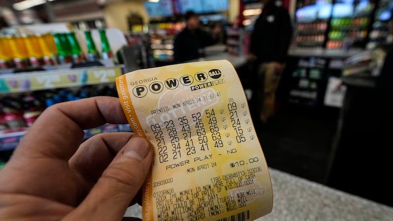 En esta imagen de archivo, un boleto de la lotería Powerball, visto en una tienda de...