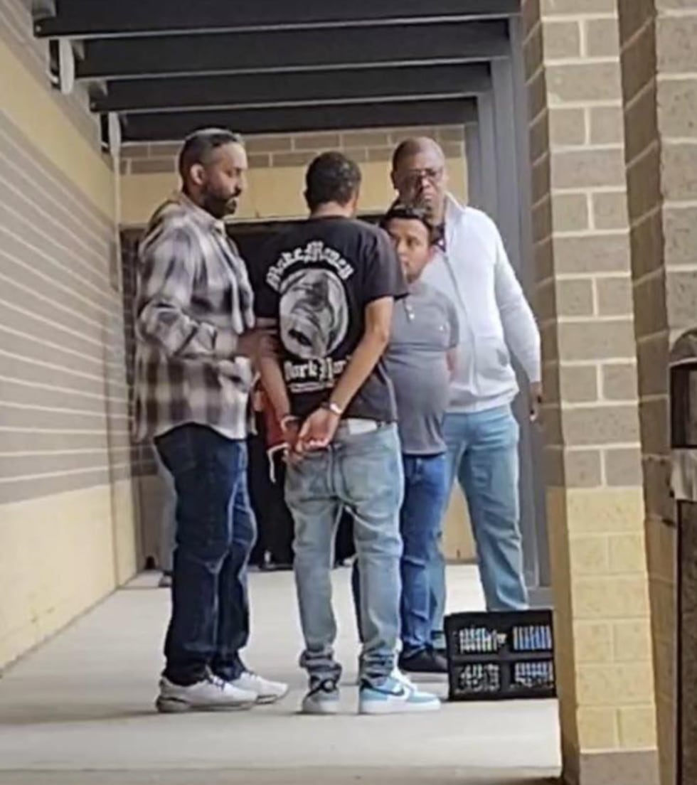 Dos personas detenidas en corte del Condado Wilson por supuestos agentes de ICE.