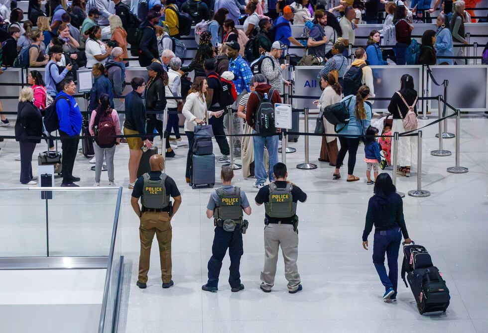 Agentes del Servicio de Inmigración y Control de Aduanas (ICE, por sus siglas en inglés)...
