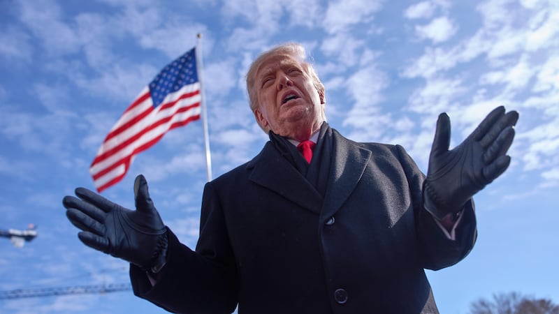 El presidente de Estados Unidos, Donald Trump, habla con reporteros antes de abordar el Marine...