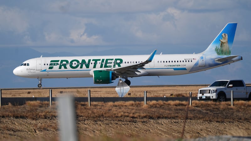 ARCHIVO - Un avión de Frontier Airlines avanza por una pista del aeropuerto internacional de...