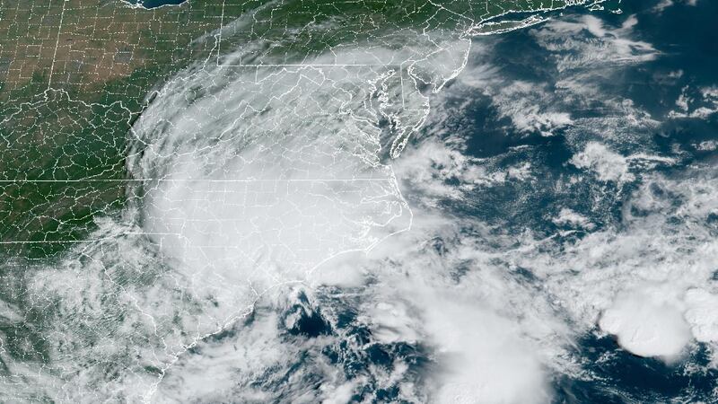 El potente ciclón tropical Ocho afecta zonas de las Carolinas con fuertes vientos, lluvias y...