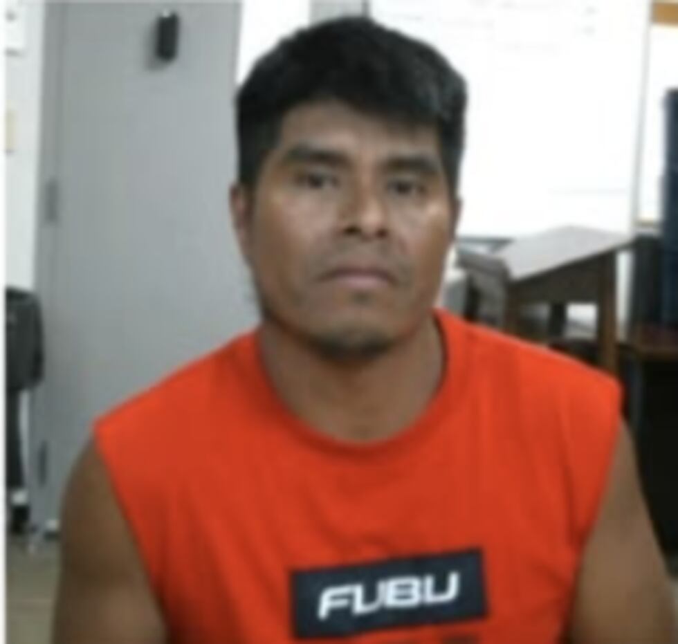 Elias Gómez García se remonta aún más atrás. ICE indica que fue deportado inicialmente en 2009...