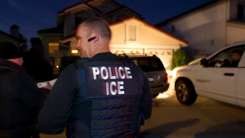 La ley exige que los agentes informen a ICE sobre cualquier inmigrante ilegal que encuentren y...