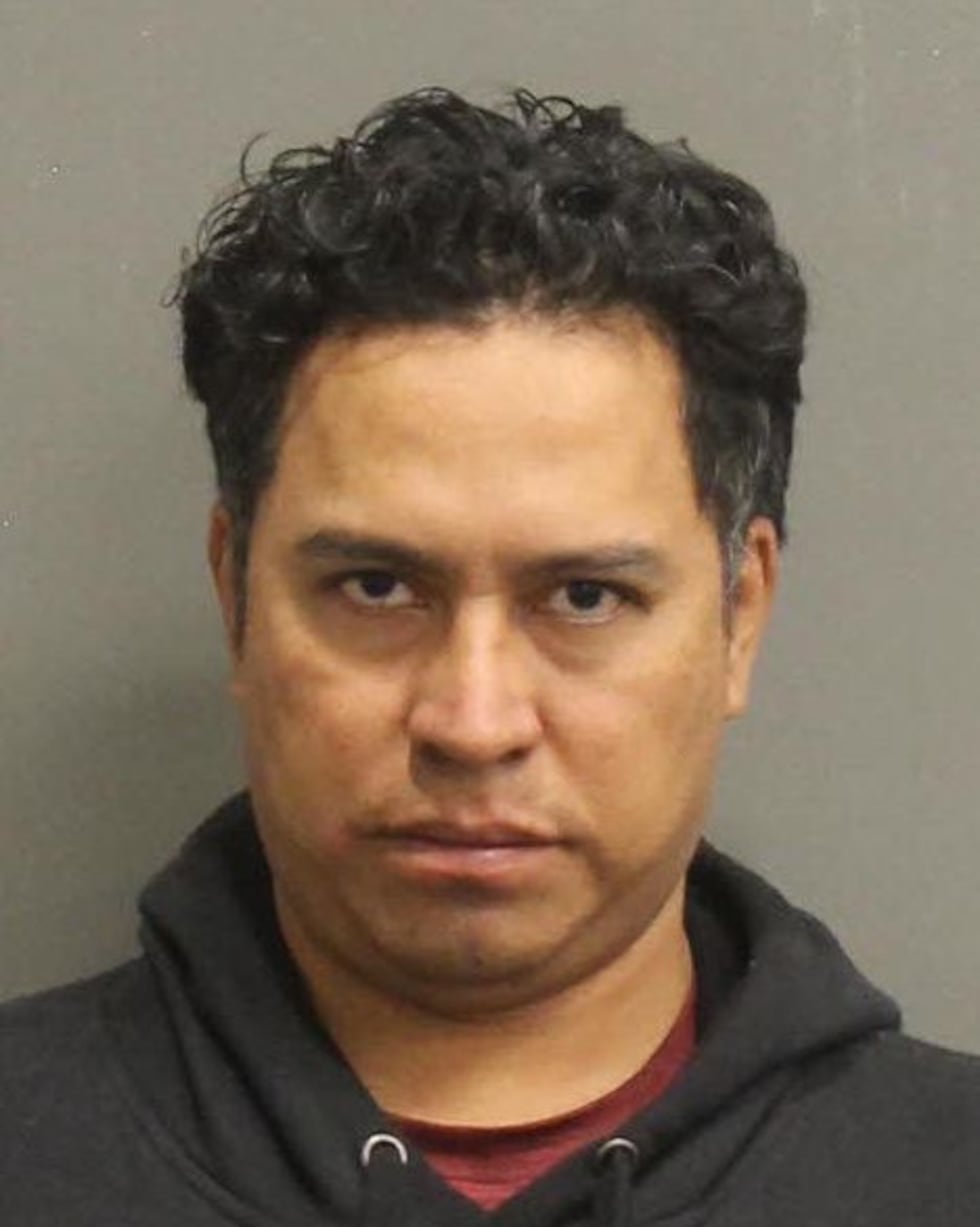 Luis Manuel Martinez Navarez acusado por la policía de Nashville de huir de la escena de un...