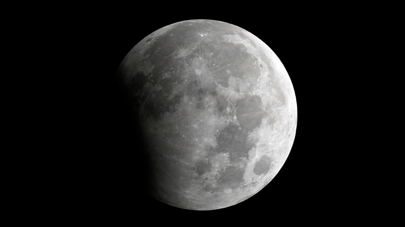 ARCHIVO – Eclipse lunar parcial en Karachi, Pakistán, el 29 de octubre de 2023. (AP...