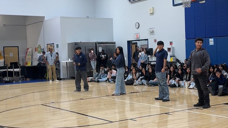 Estudiantes de secundaria de Intrepid College Prep celebraron el Mes de la Herencia Hispana