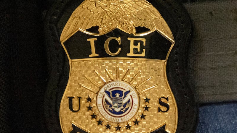 ARCHIVO - Un agente federal porta una placa del Servicio de Inmigración y Control de Aduanas,...