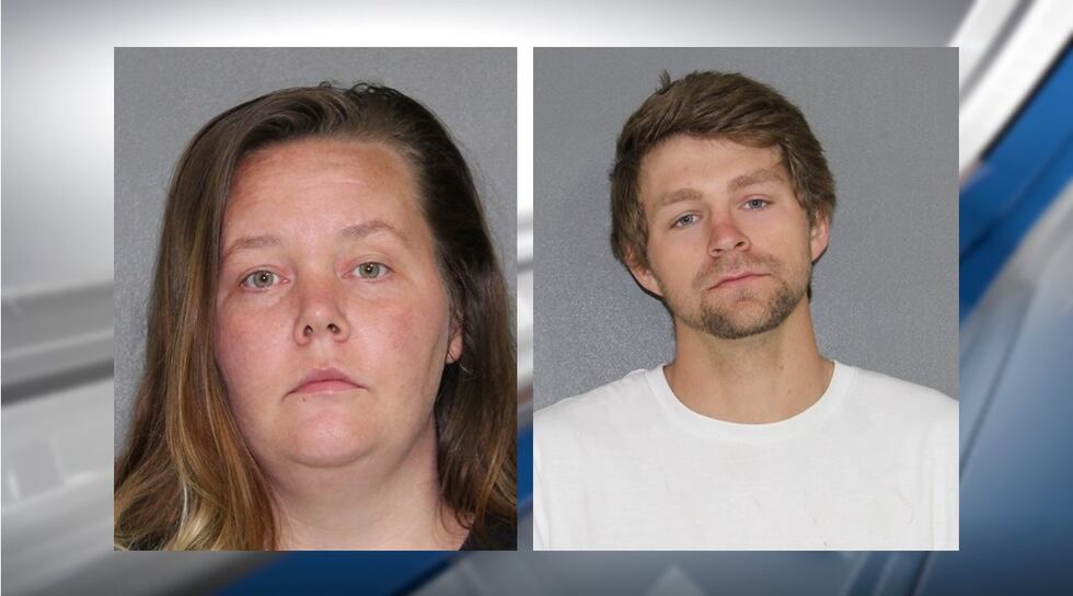 Megan Mae Farr (izquierda) y Gunner Farr