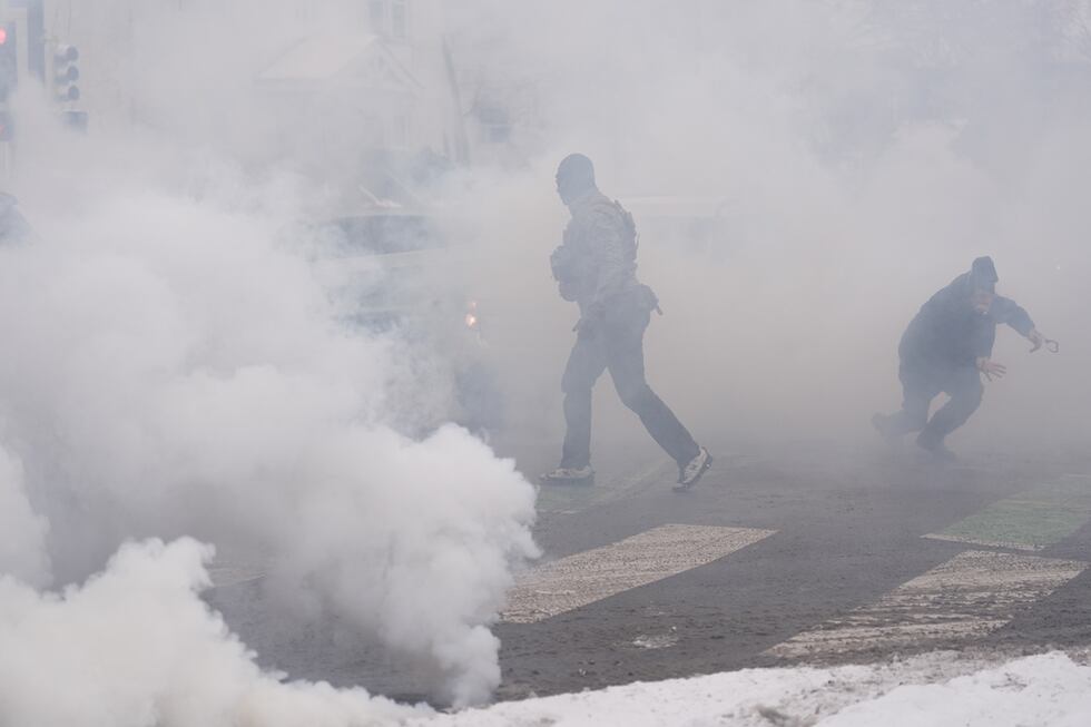 Agentes federales lanzan gas lacrimógeno mientras realizan arrestos el miércoles 21 de enero...