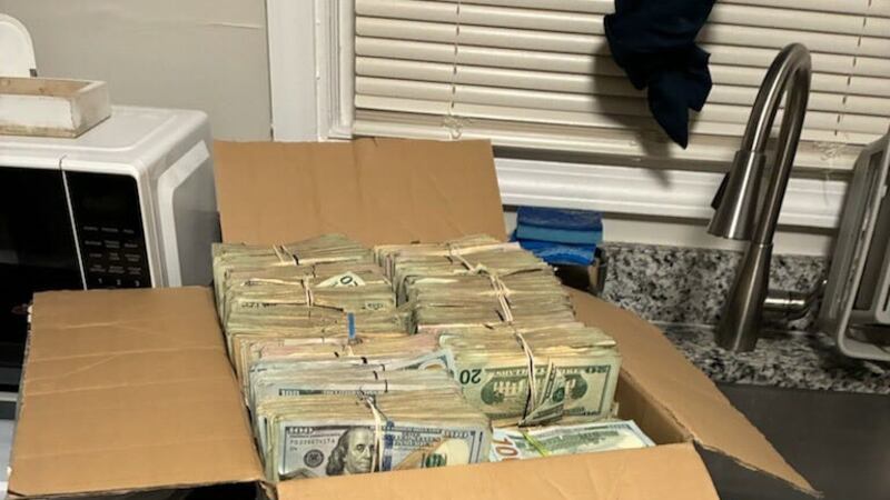 El FBI publicó estas fotografías del hallazgo de un cargamento de drogas y dinero en efectivo.