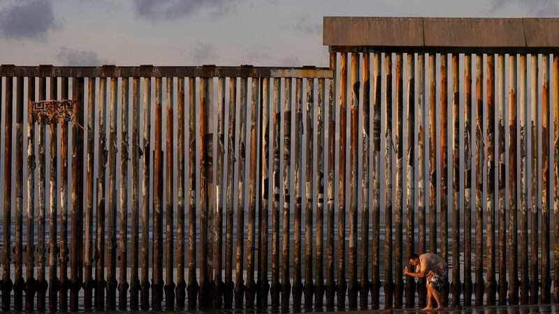 Parte del muro que separa a Estados Unidos de México en Tijuana, México, el 28 de enero del...