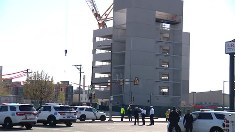 Un muerto y dos desaparecidos tras derrumbe de un estacionamiento en construcción en...