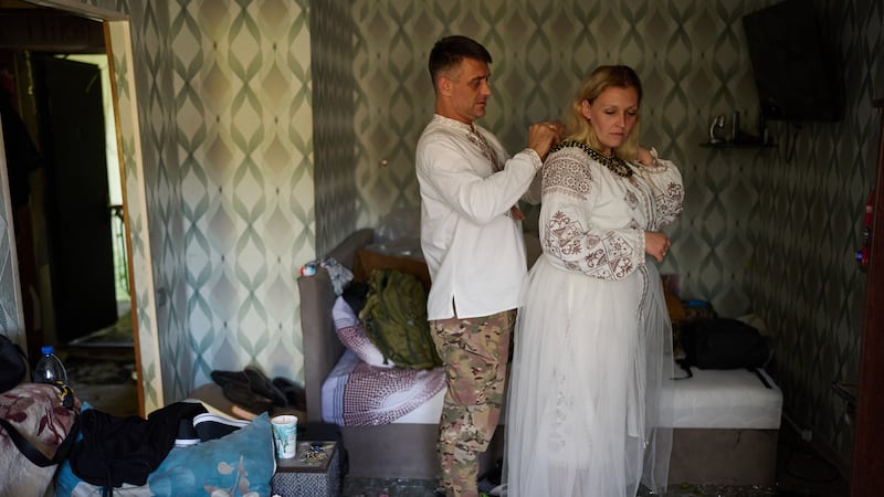 Liudmyla Ryzhak (derecha) y su prometido, Leonid Ryzhak, se preparan para su boda en su...
