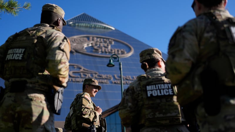 Elementos de la Guardia Nacional patrullan fuera de Bass Pro Shops, el viernes 10 de octubre...