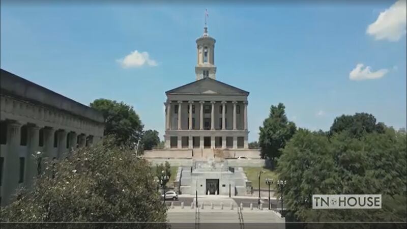 Legisladores en Tennessee inician lucha para que las escuelas públicas decidan si inscriben o...