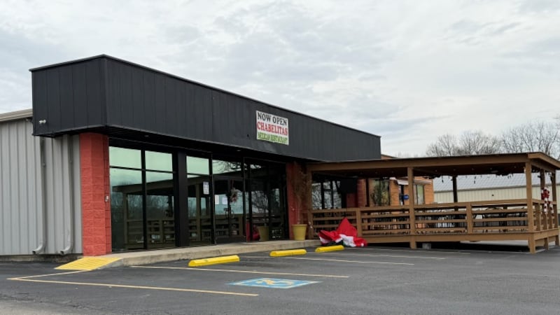 Autoridades en Dekalb detuvieron a dos personas en el restaurante y Mercado Chabelita acusadas...