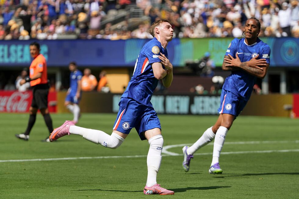Cole Palmer (izquierda) celebra tras anotar un gol para Chelsea ante Paris Saint-Germain en la...