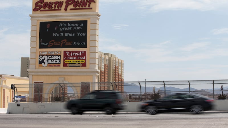 Vehículos circulan frente al Hotel Casino y Spa South Point, el 4 de septiembre de 2017, en...