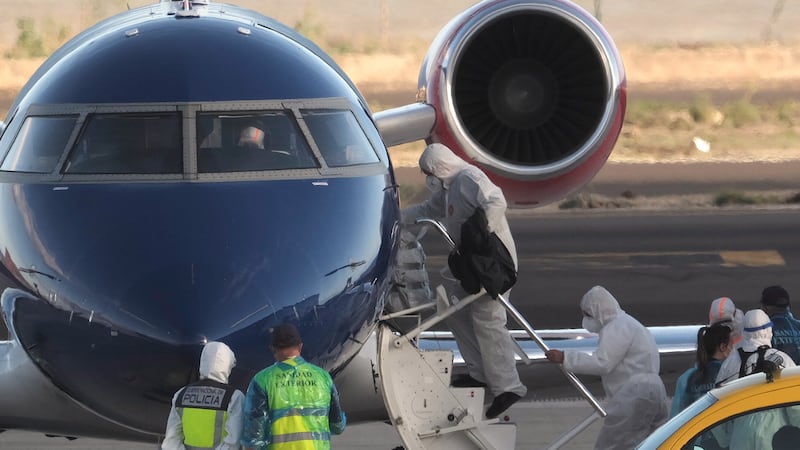 Pasajeros suben a un avión con destino a Eindhoven tras desembarcar del crucero MV Hondius,...