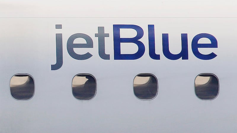 El logo de JetBlue en uno de sus aviones, en el Aeropuerto Internacional Logan de Boston, el...
