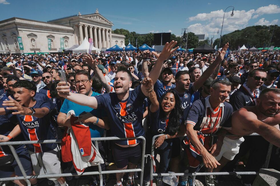Aficionados del Paris Saint-Germain cantan y gritan en la calle antes de la final de la Liga...