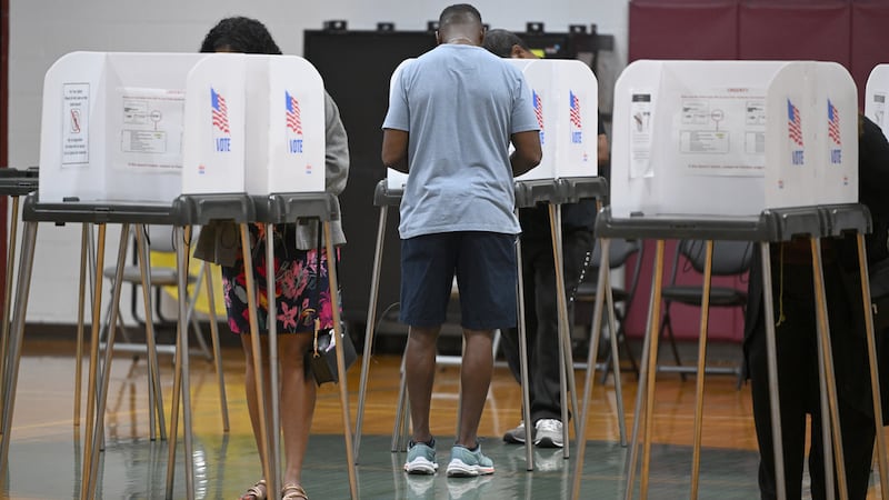 Varias personas emiten su voto en el Centro Comunitario de Upper Marlboro el martes 23 de...