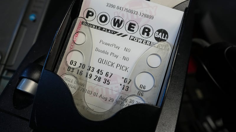 Tickets del Powerball recién impresos en una tienda en Indianápolis el pasado viernes 29 de...