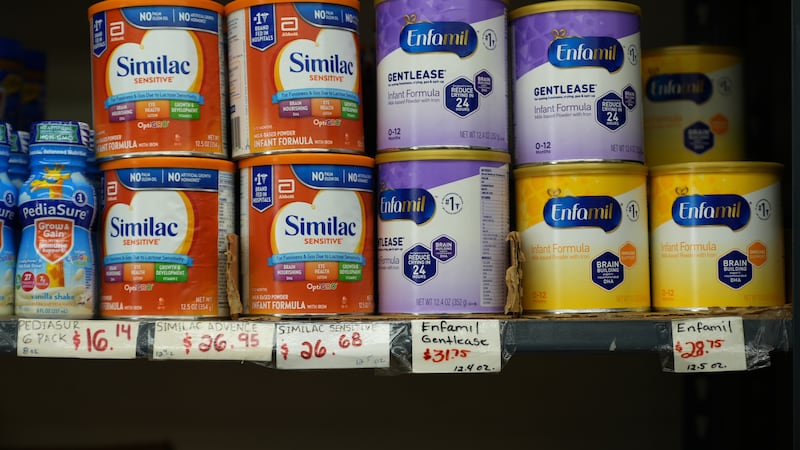 Latas de formula infantil alcanzan precios de hasta 31,75 dólares por 351 gramos (12,4 onzas)...