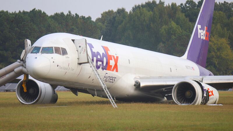 Un avión Boeing 757 de FedEx en una zona de seguridad del Aeropuerto Regional de Chattanooga,...