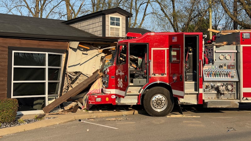 Bombero hospitalizado después de chocar un camión de bomberos contra postes telefónicos,...