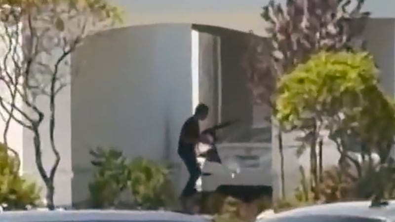 Esta imagen fija, capturada de un video grabado por un testigo, muestra la escena del tiroteo...