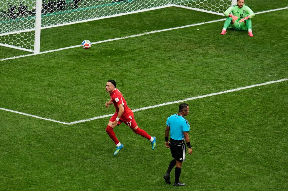 Rubén Vargas, de Suiza, festeja luego de convertir el penal decisivo de la tanda ante Camilo...