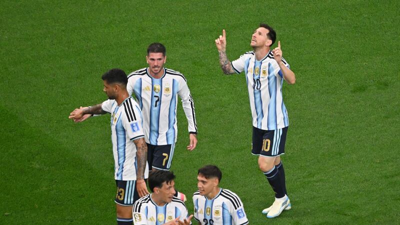 Lionel Messi celebra tras anotar un gol para Argentina en el partido contra Austria en el...
