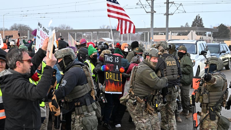 Manifestantes se enfrentan a agentes federales en el exterior del edificio federal Obispo...