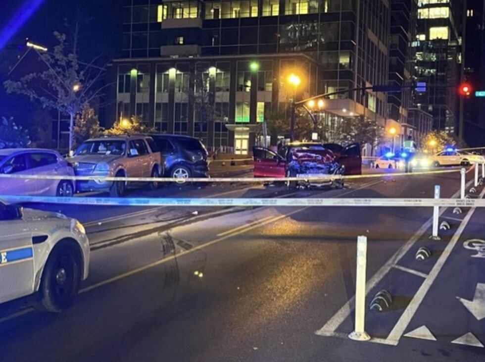 Conductor aparentemente en estado de ebriedad perdió el control de su auto y atropelló a un...