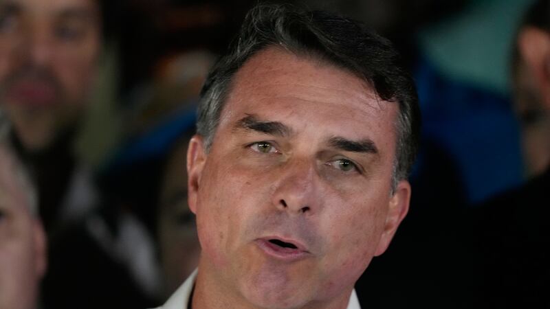 El candidato opositor a la presidencia de Brasil, el senador Flávio Bolsonaro, habla tras el...