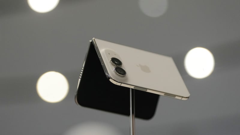 El iPhone Duo es exhibido durante el anuncio de nuevos productos el miércoles 9 de septiembre...