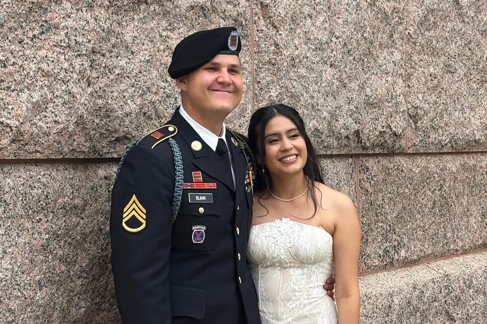 Esta foto suministrada por Jen Rickling muestra al sargento primero del Ejército de Estados...