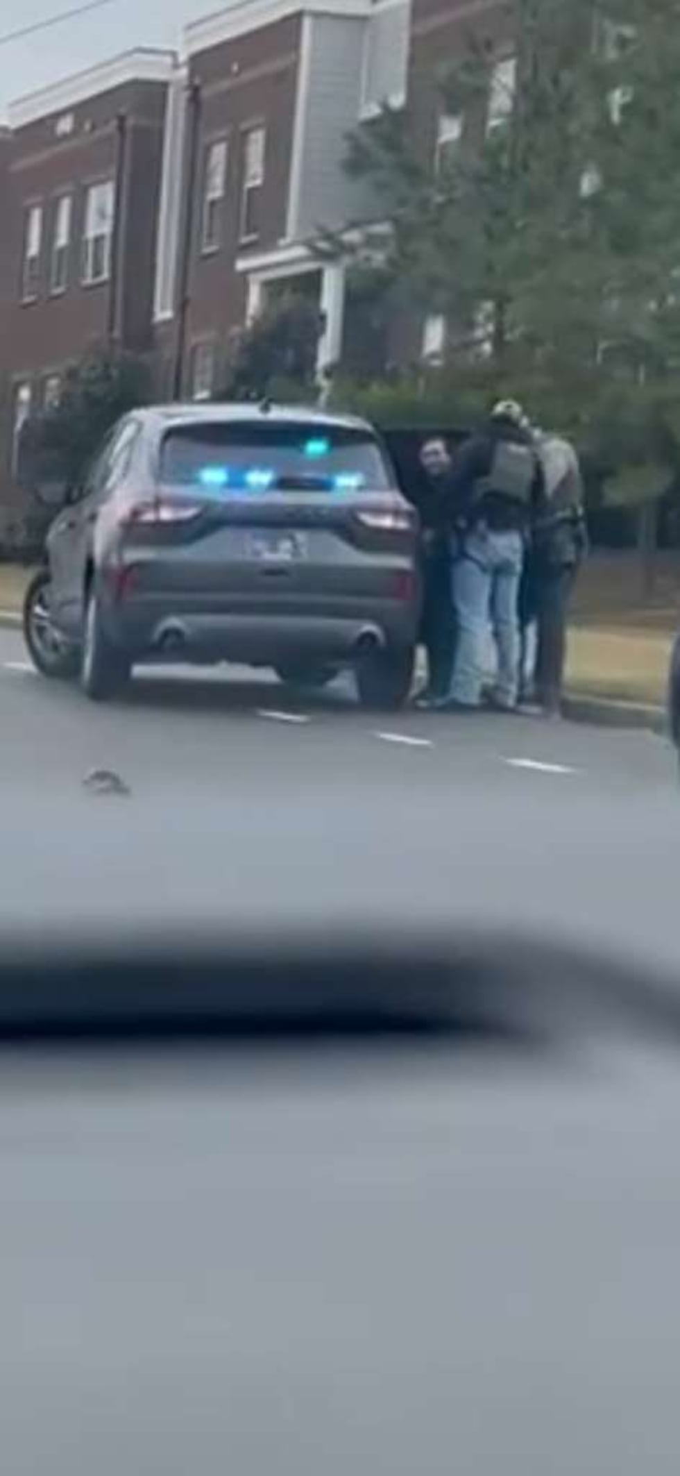 Testigos reportaron la detención de una persona por agentes de ICE la mañana del 19 de febrero...