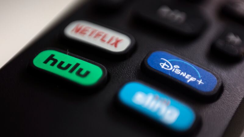 Los logos de Netflix, Hulu, Disney Plus y Sling TV pueden apreciarse en un control remoto el...