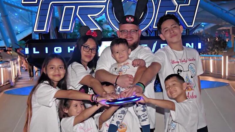 La policía dijo que un conductor de camión de 39 años fue aplastado entre un camión con...