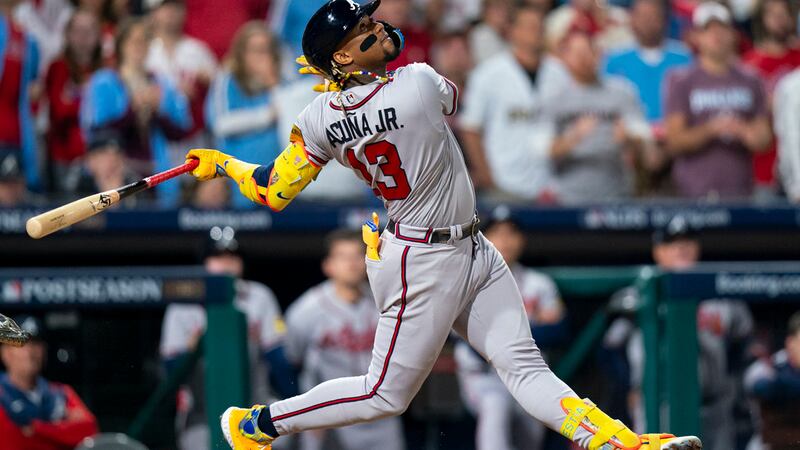 Ronald Acuña Jr., de los Bravos de Atlanta, batea durante el cuarto juego de la serie...
